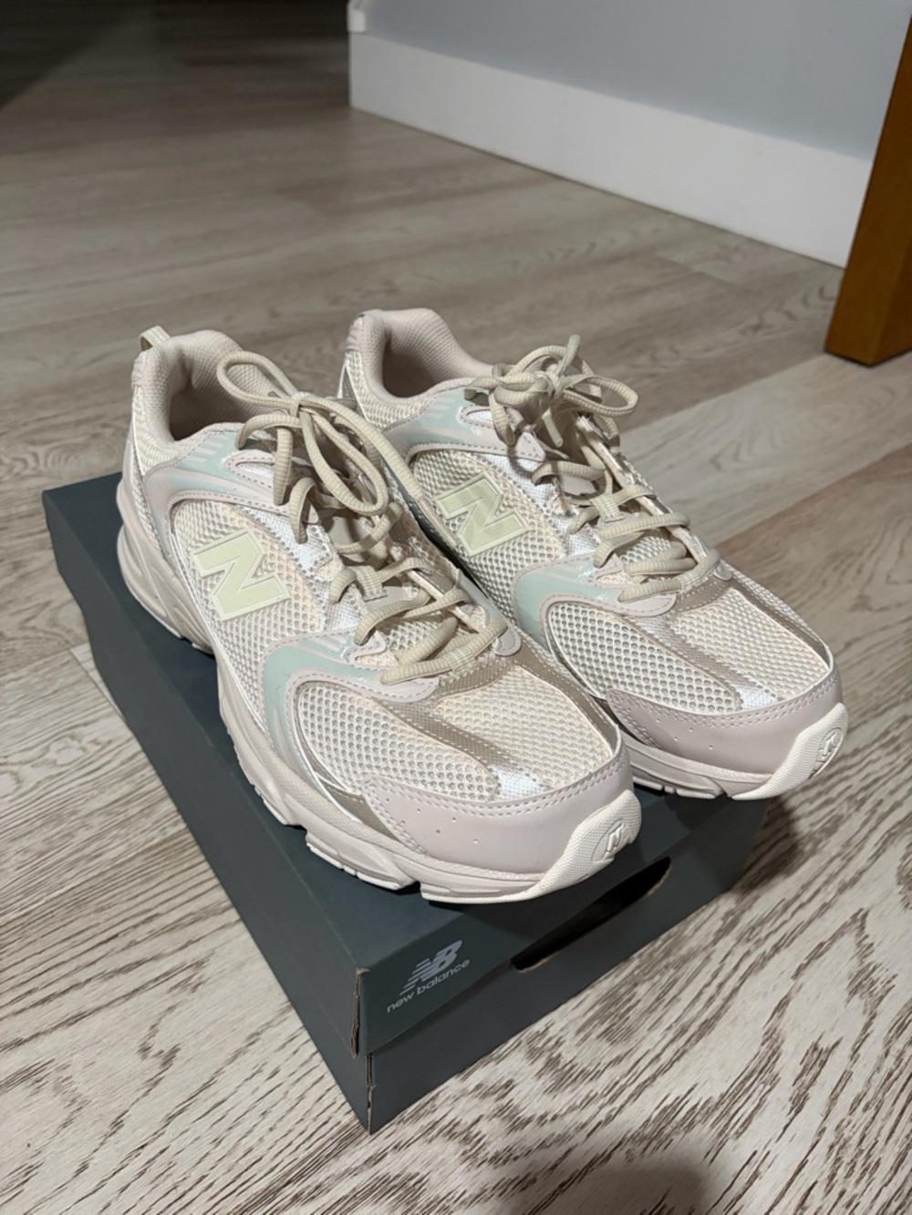 New Balance men’s Cream Sneakers with Mint Accents